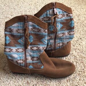 Minnetonka Print Boots